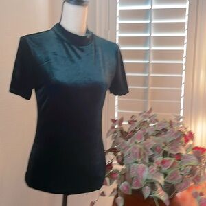 Ambiance Med  jewel green stretchy short sleeved blouse.2 button closure in back